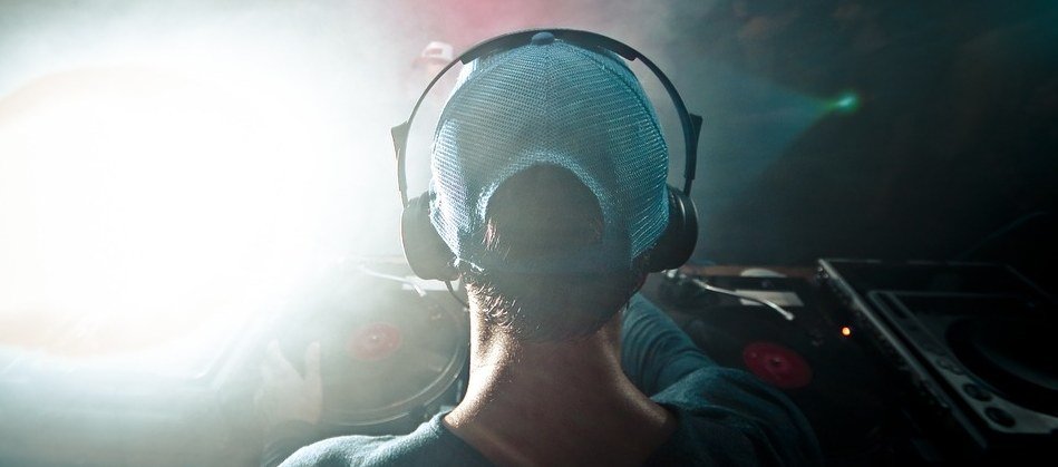 DJ dans une discothèque de Paris